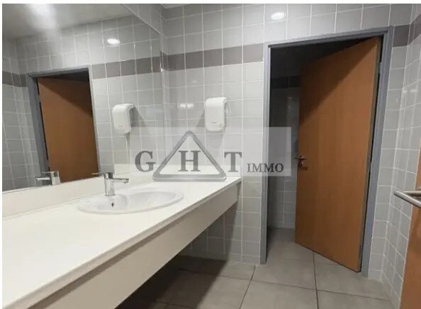 Office in Gennevilliers for lease - Interior Photo - Image 2 of 5