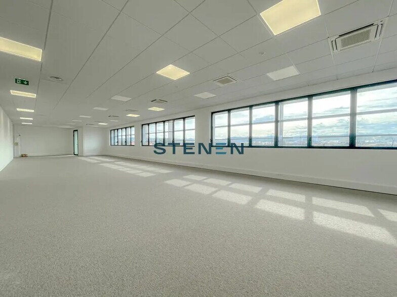 Office in Vitrolles for lease - Interior Photo - Image 3 of 15