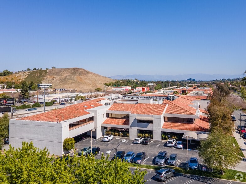 23945 Calabasas Rd, Calabasas, CA for lease - Primary Photo - Image 1 of 8