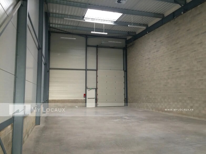 Flex in Le Blanc-Mesnil for lease - Interior Photo - Image 3 of 5