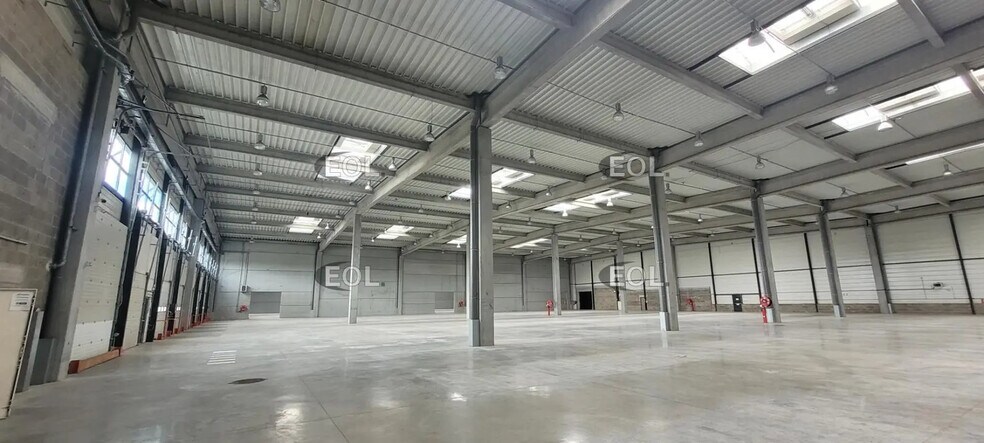 Industrial in Miribel for lease - Interior Photo - Image 3 of 8