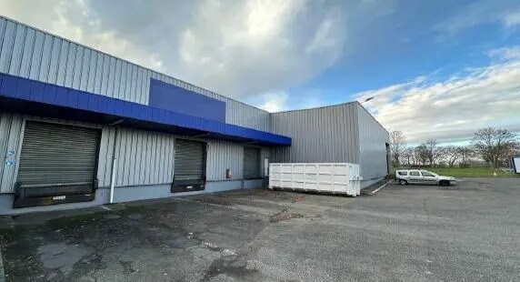 Flex in Louvres for lease - Building Photo - Image 2 of 6