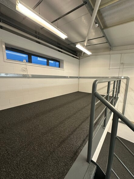 59-75 Oakfield Clos, Tewkesbury for lease - Interior Photo - Image 3 of 9