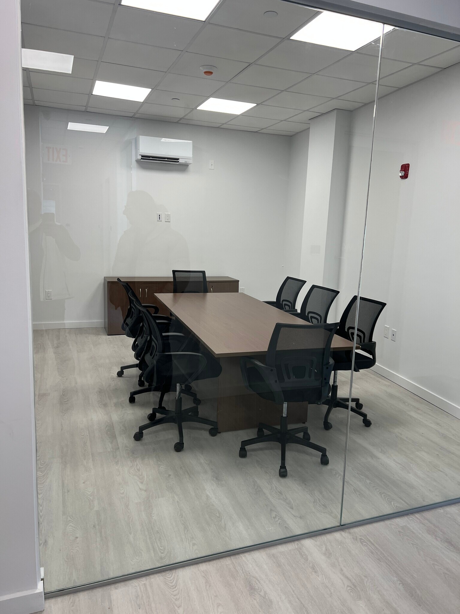 136-21 Hillside Ave, Richmond Hill, NY for lease Interior Photo- Image 1 of 2