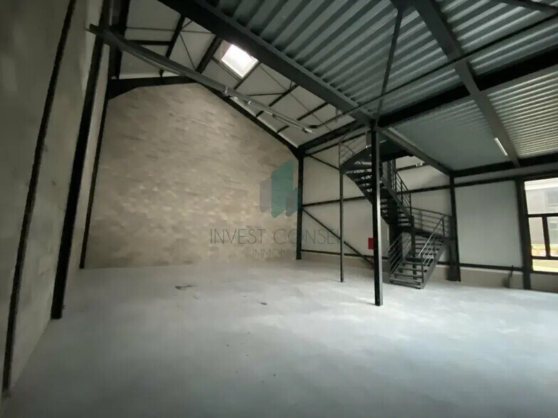 Flex in Groslay for lease - Interior Photo - Image 2 of 9