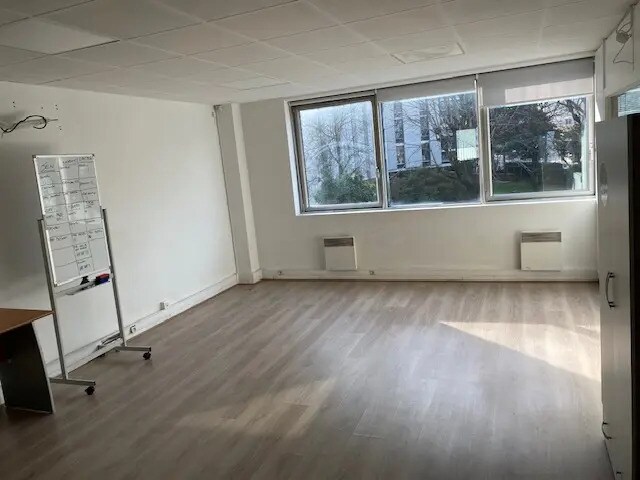 Office in Pantin for lease - Building Photo - Image 1 of 6