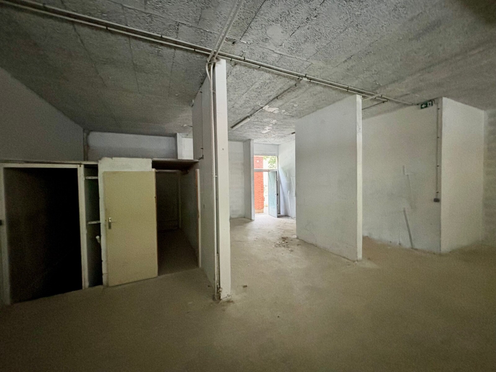 Retail in Achères for lease Interior Photo- Image 1 of 5