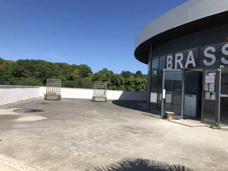 Retail in Méru for lease - Building Photo - Image 3 of 10