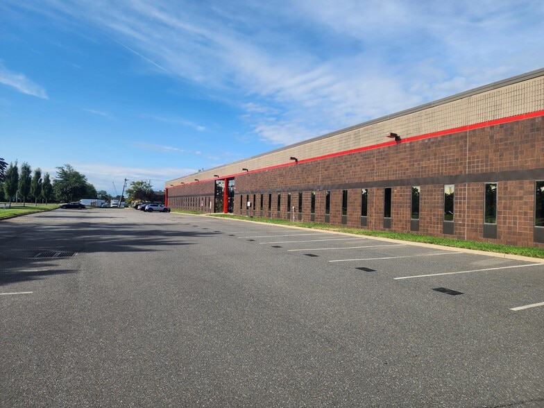 375 Raritan Center Pky, Edison, NJ for lease - Building Photo - Image 2 of 3