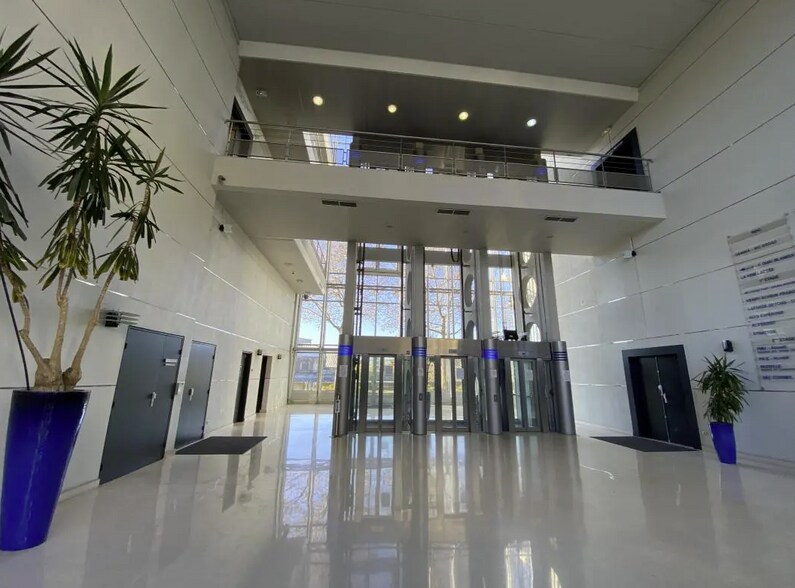 Office in Alfortville for lease - Lobby - Image 3 of 3