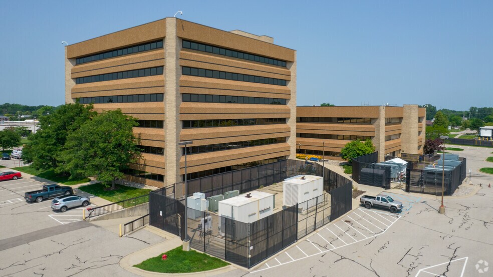 5913 Executive Dr, Lansing, MI for lease - Building Photo - Image 2 of 4