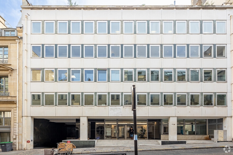 11-11 Rue Christophe Colomb, Paris for lease - Primary Photo - Image 1 of 18