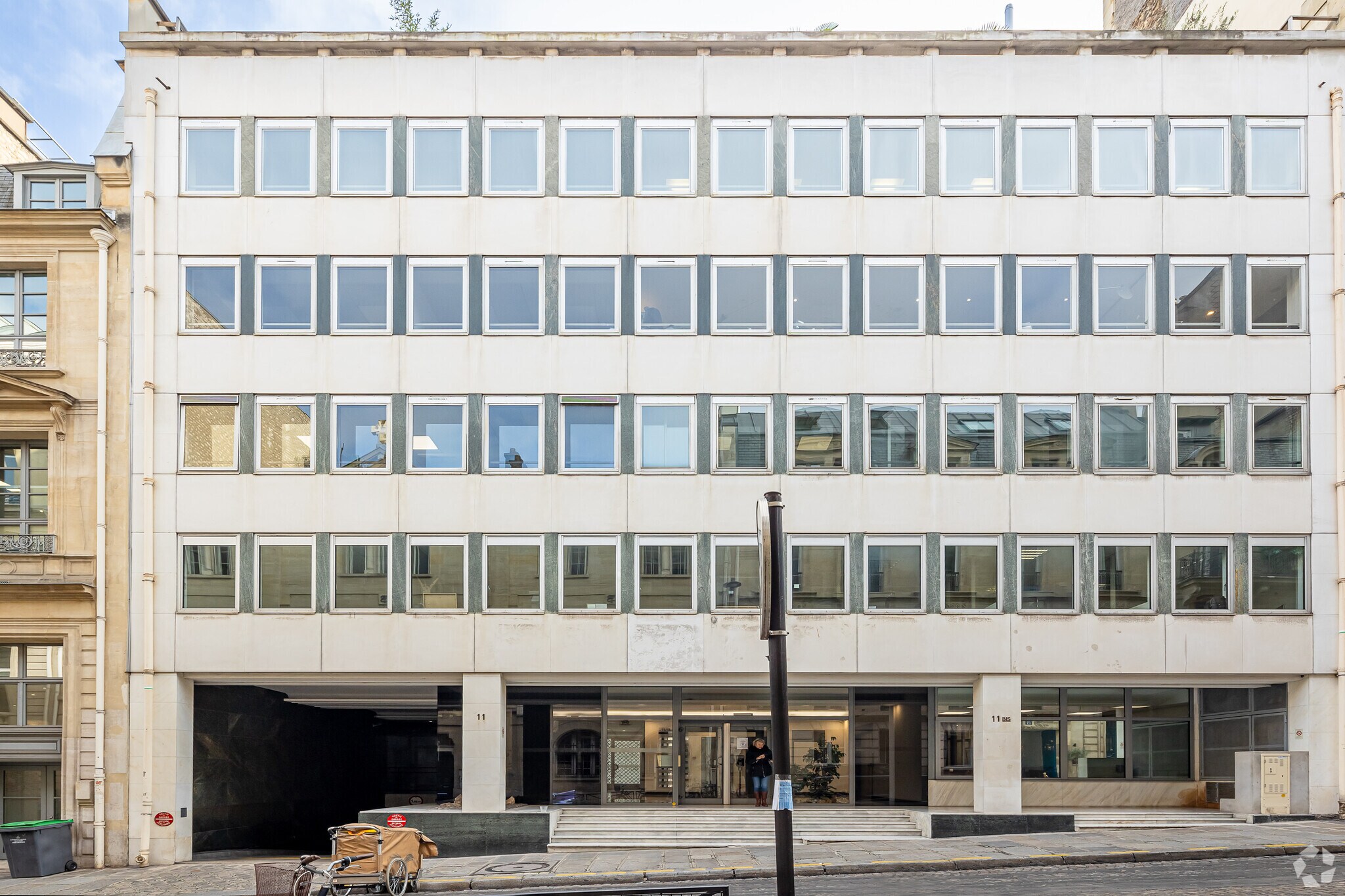 11-11 Rue Christophe Colomb, Paris for lease Primary Photo- Image 1 of 19