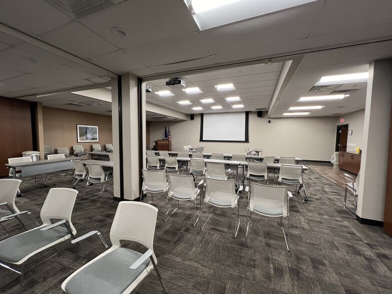 1 Empire Dr, Rensselaer, NY for lease - Interior Photo - Image 3 of 13