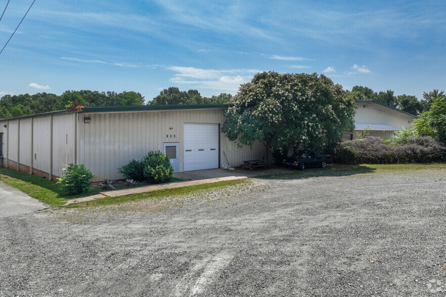 100 E Newberry Ave, Liberty, NC for lease - Primary Photo - Image 1 of 46