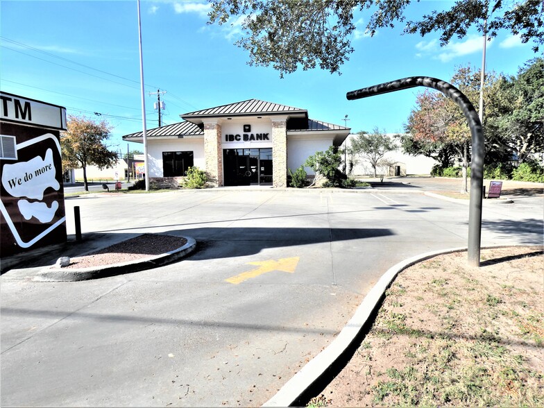 300 N St Marys St, Beeville, TX for sale - Building Photo - Image 3 of 13