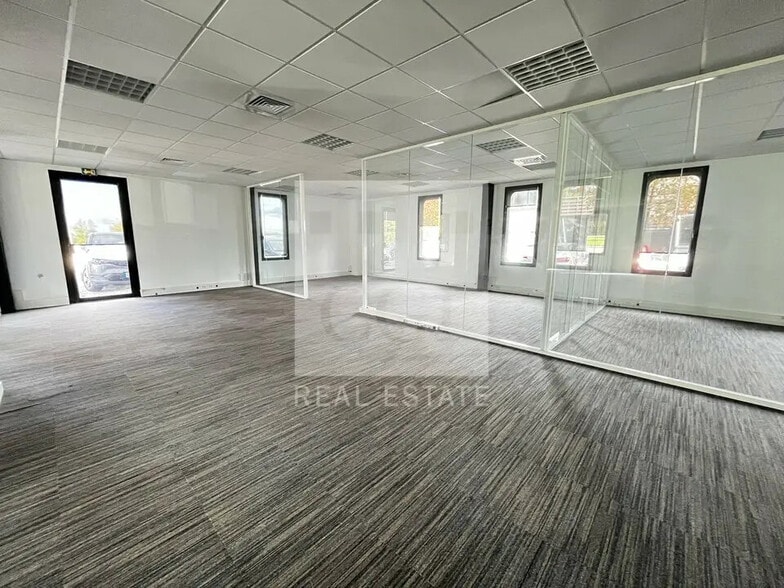 Office in Vaulx-Milieu for lease - Interior Photo - Image 1 of 11