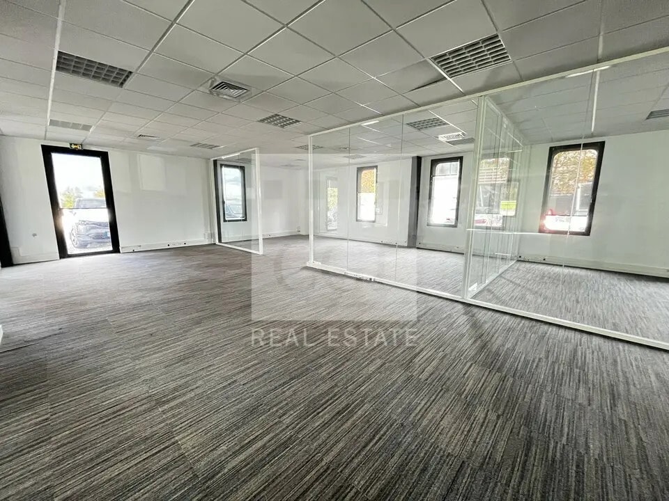 Office in Vaulx-Milieu for lease Interior Photo- Image 1 of 12