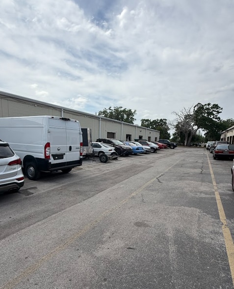 4211 N Orange Blossom Trl, Orlando, FL for lease - Building Photo - Image 3 of 5