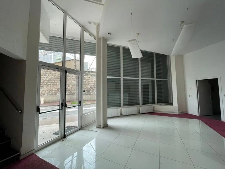 Flex in Saint-Cloud for sale - Lobby - Image 3 of 5