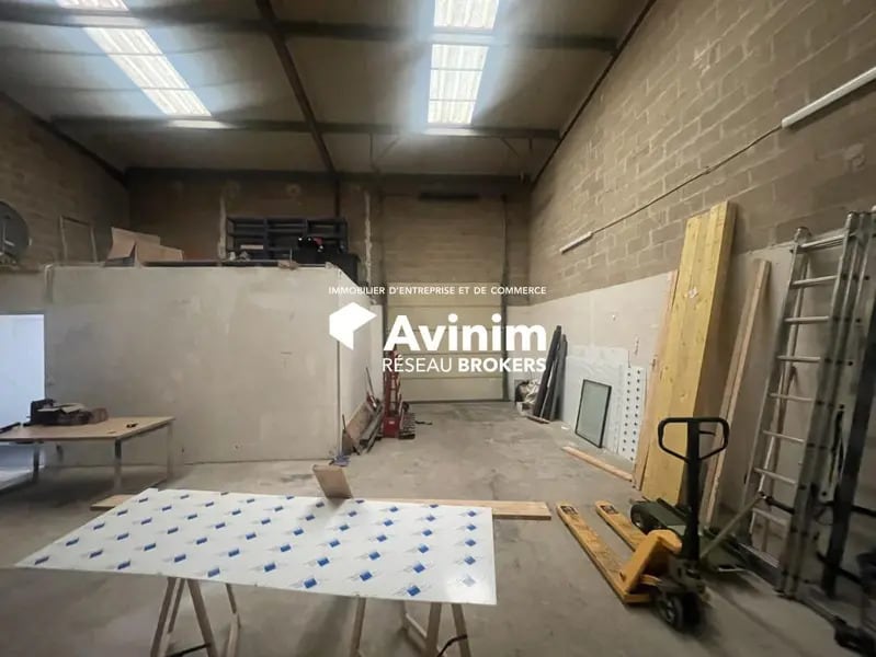 Industrial in Stains for lease Interior Photo- Image 1 of 4