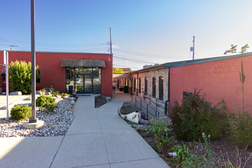 1213 Center St, Lansing, MI for sale - Building Photo - Image 2 of 37