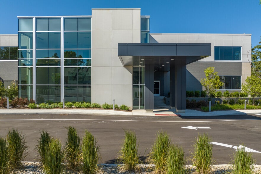 645 W Grand River Ave, Howell, MI for lease - Building Photo - Image 1 of 31