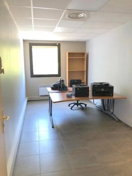 Office in Les Alluets-le-Roi for lease - Interior Photo - Image 3 of 9