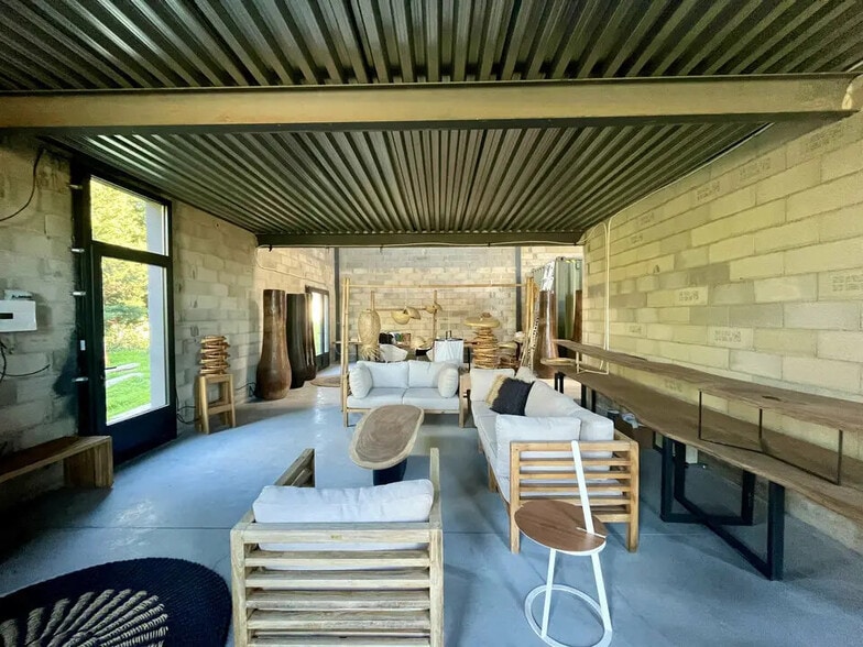 Office in Eygalières for lease - Interior Photo - Image 2 of 6