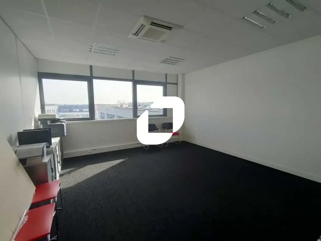 Office in Saclay for lease Interior Photo- Image 1 of 8