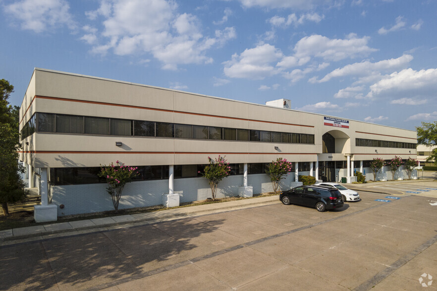 6860 Commercial Dr, Springfield, VA for lease - Building Photo - Image 1 of 5