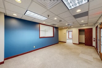 2910 Westown Pky, West Des Moines, IA for lease Interior Photo- Image 1 of 4