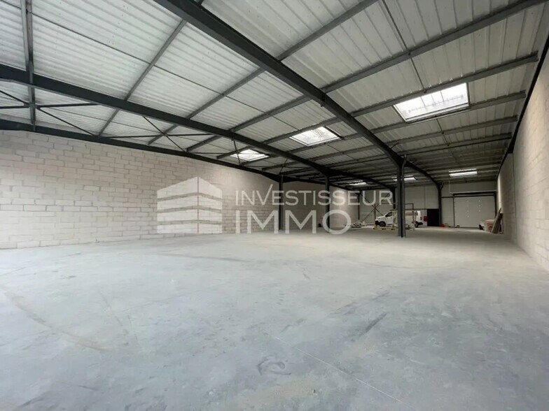 Flex in Nogent-sur-Oise for lease - Interior Photo - Image 1 of 5