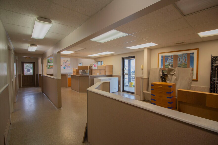 32251 E Red Arrow Hwy, Paw Paw, MI for sale - Interior Photo - Image 2 of 17