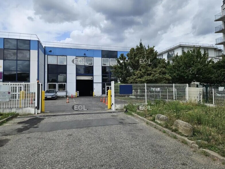 Flex in Vitry-sur-Seine for lease - Building Photo - Image 1 of 11
