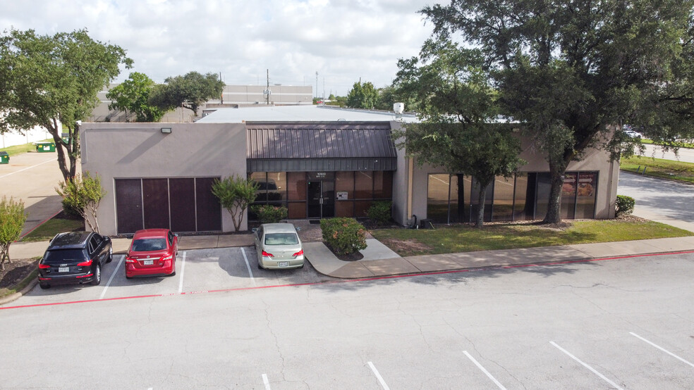 10900 Brittmoore Park Dr, Houston, TX for lease - Building Photo - Image 1 of 3