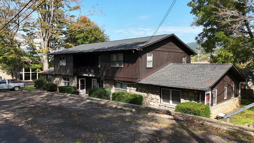 71 Maple St, Clyde, NC for sale - Primary Photo - Image 1 of 20