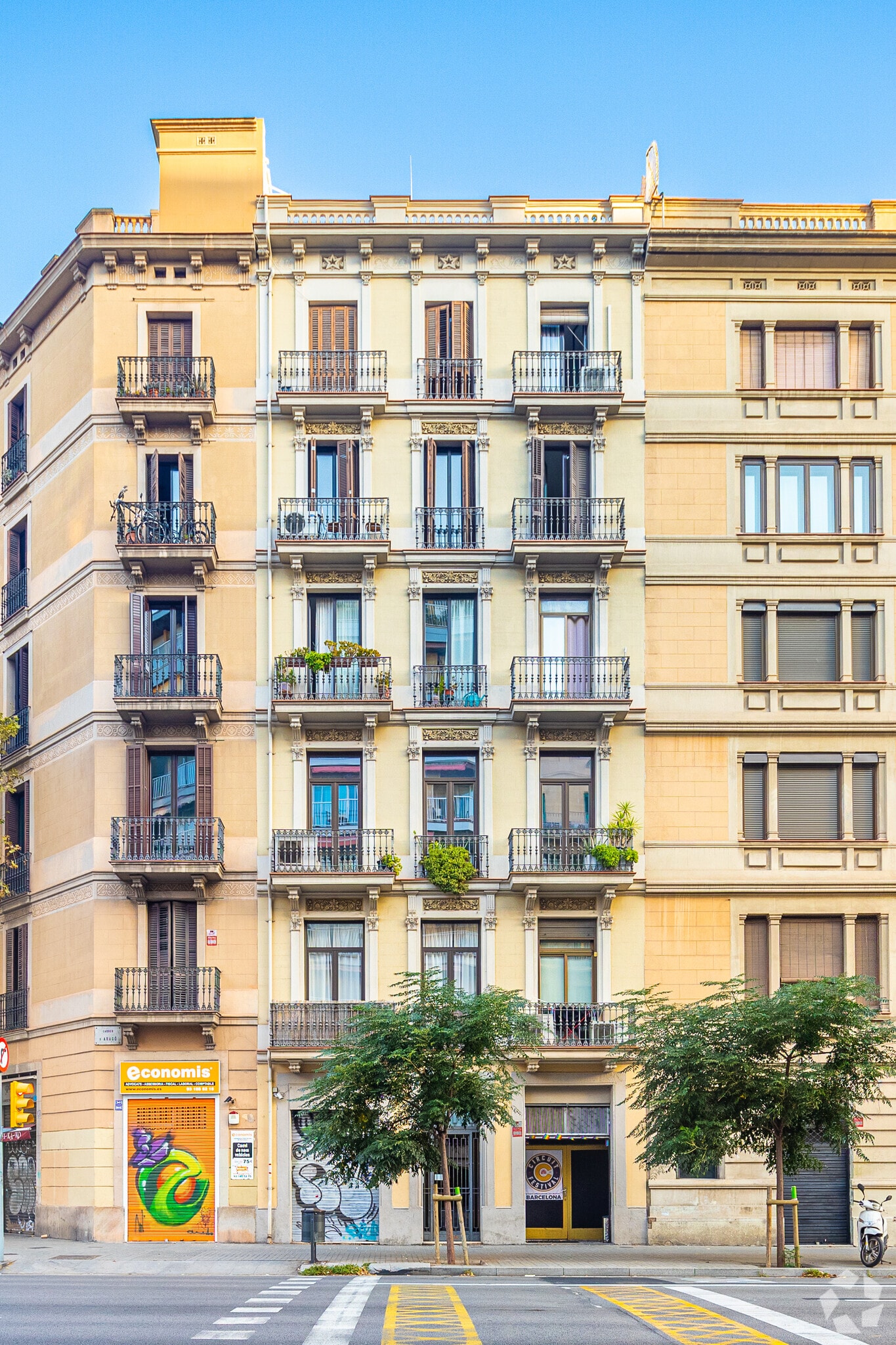 Retail in Barcelona, Barcelona for lease Primary Photo- Image 1 of 2