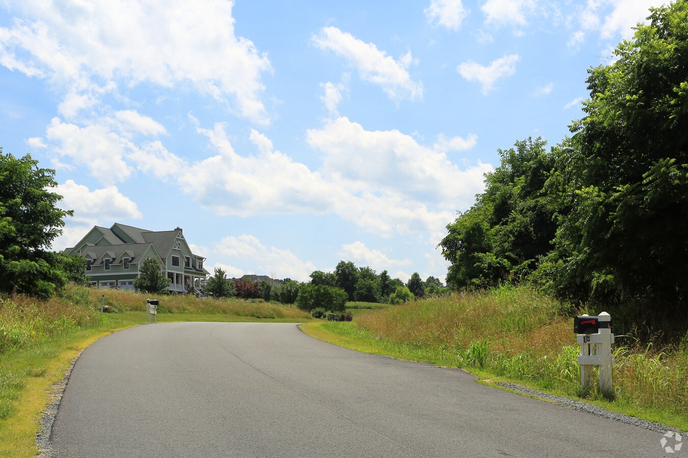 18361 Turnberry Dr, Round Hill, VA 20141