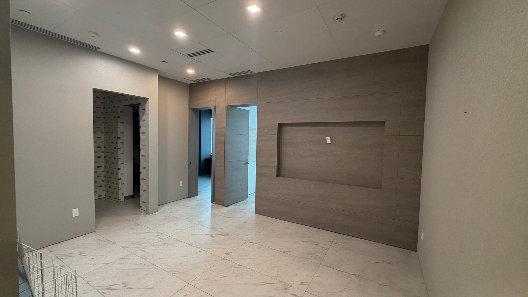 19790 W Dixie Hwy, Aventura, FL for lease Interior Photo- Image 1 of 7