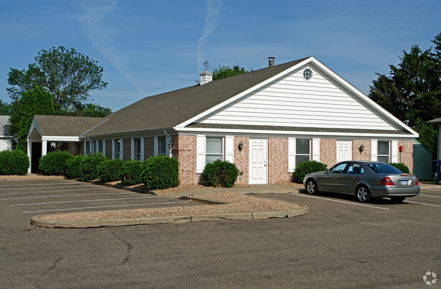 2381 Rice St, Roseville, MN 55113