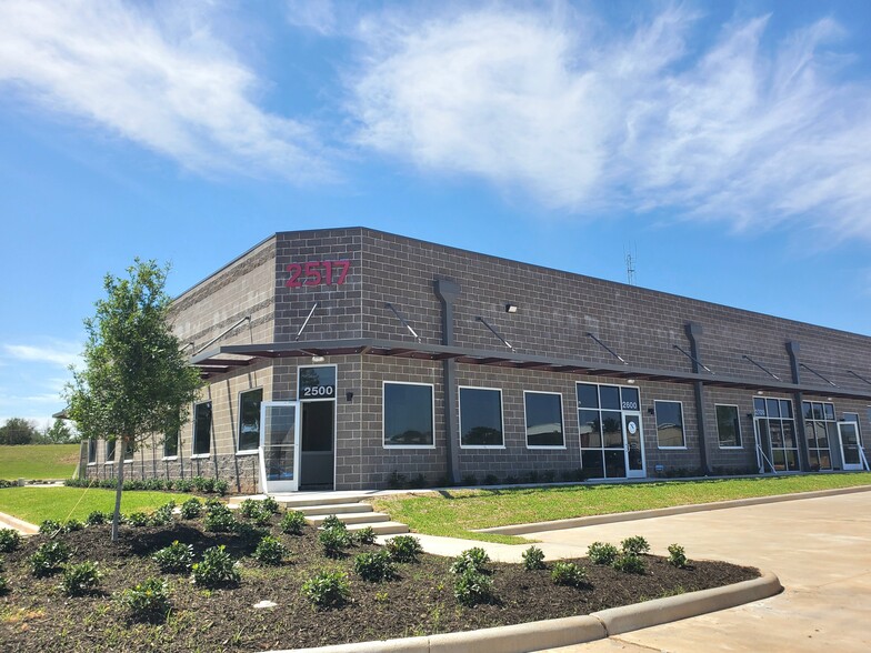 2517 N Frazier St, Conroe, TX for lease - Building Photo - Image 1 of 3