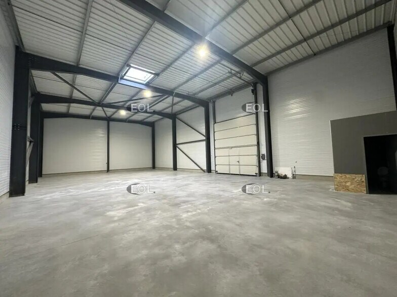 Flex in Lambesc for lease - Interior Photo - Image 2 of 4