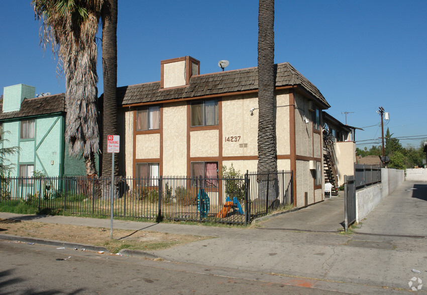 14237 Calvert St, Van Nuys, CA for sale - Primary Photo - Image 1 of 1