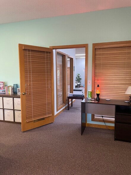 228-246 Waterfall Dr, Elkhart, IN for lease - Building Photo - Image 2 of 24