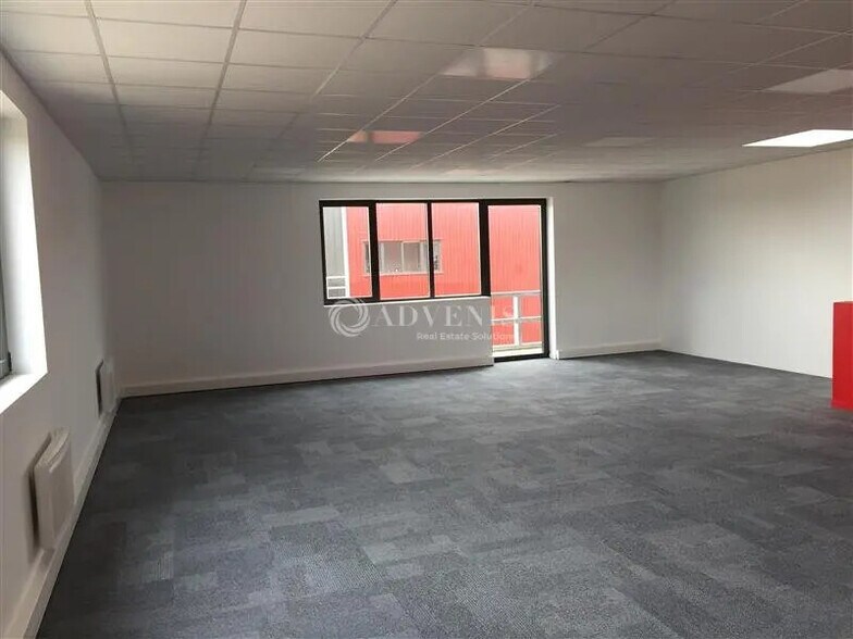 Flex in Saint-Pierre-du-Perray for lease - Building Photo - Image 3 of 7