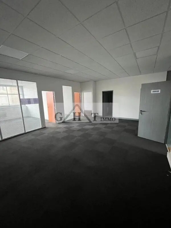 Office in Saint-Ouen-sur-Seine for lease Interior Photo- Image 1 of 10