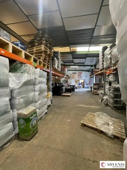 Flex in Pessac for lease - Interior Photo - Image 3 of 7