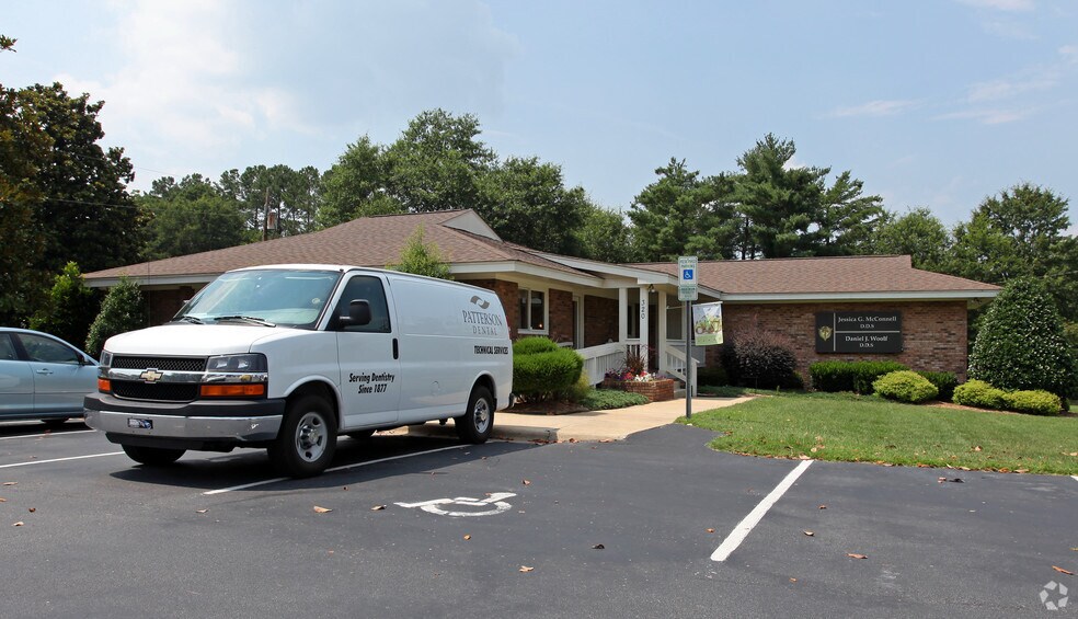 320 W Ransom St, Fuquay Varina, NC for lease - Primary Photo - Image 1 of 8