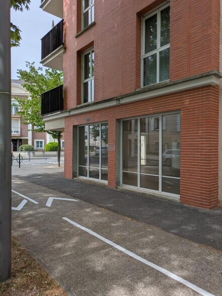 Retail in Orléans for lease - Building Photo - Image 1 of 8